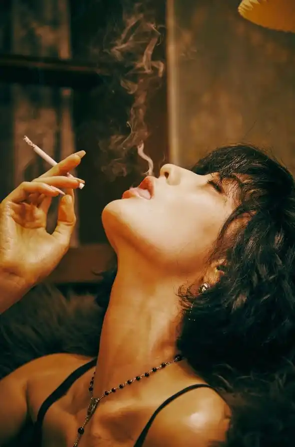 亚洲日本中文字幕天天更新美女裸体黄网站：嫩模人妻秀“篮球奶”现象深度分析